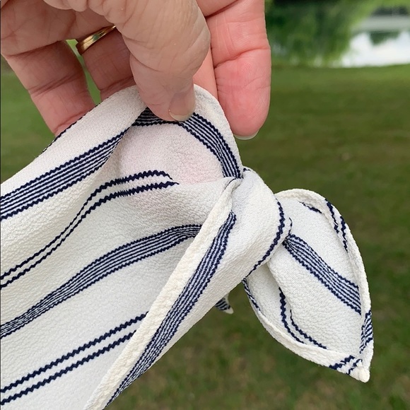 🔥NWOT Charming Charlie’s Cold Shoulder Top Size M - Picture 2 of 8